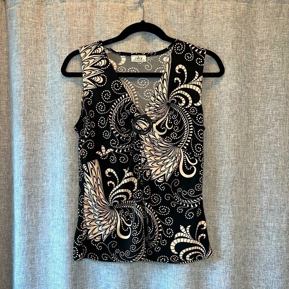 *WOMEN’S medium creative design works top